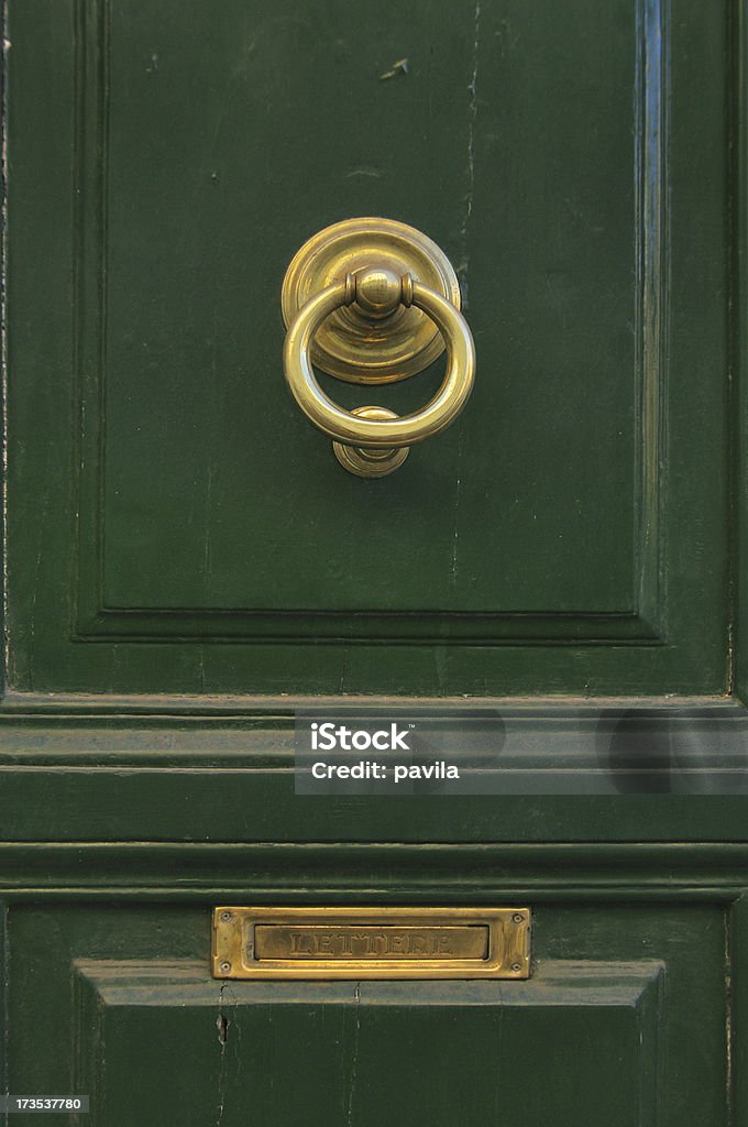 Старые итальянские Деревянная дверь с metal knocker - Стоковые фото Антиквариат роялти-фри