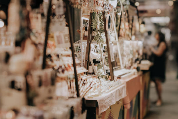 marché festif couvert le week-end. événement social pop-up d’entrepreneurs et de fabricants vendant leurs produits sur leurs stands dans un centre commercial. capturé avec un objectif à bascule et décentrement. mise au point sélective ; effet boke - tilt shift lens photos et images de collection