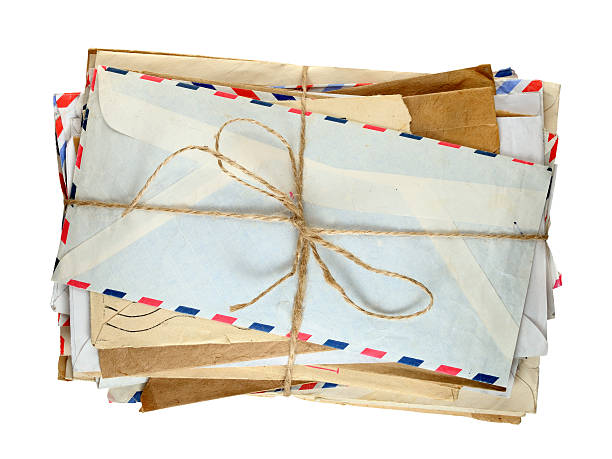 pilha de envelopes antigos isolado - old letter - fotografias e filmes do acervo
