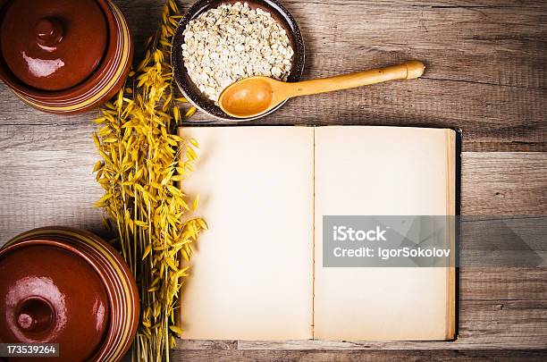 Farina Davena E Un Vecchio Libro Di Ricette Sul Tavolo Della Cucina - Fotografie stock e altre immagini di Agricoltura