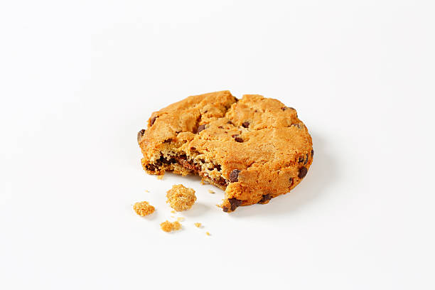 biscotto con gocce di cioccolato rotto - close up cookie gourmet food foto e immagini stock
