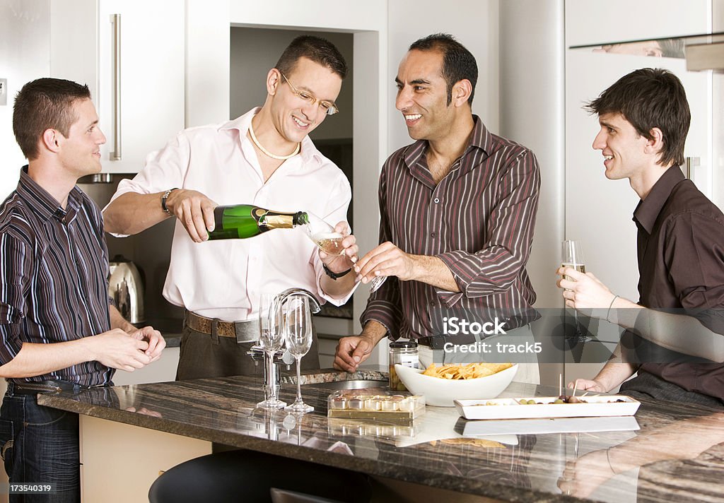 gay stile di vita: champagne divertimento - Foto stock royalty-free di Spumante