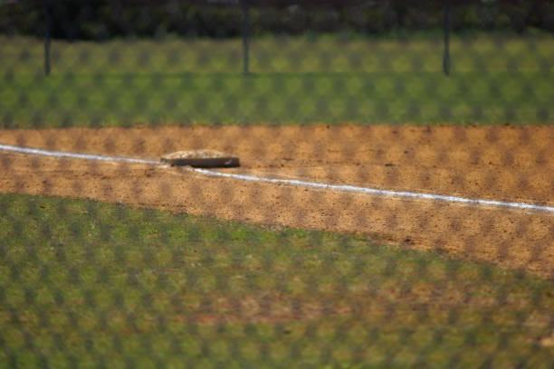 campo de béisbol - baseball base conspiracy small fotografías e imágenes de stock