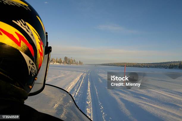 高速冬のスノーモービル風景 - スポーツ スノーモービルのストックフォトや画像を多数ご用意 - スポーツ スノーモービル, 乗り物 スノーモービル, 1人