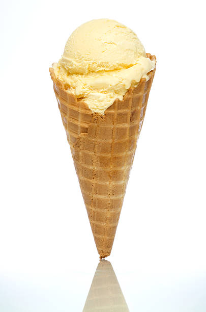 wanilia lodów stożek - ice cream cone ice cream vanilla ice cream isolated zdjęcia i obrazy z banku zdjęć