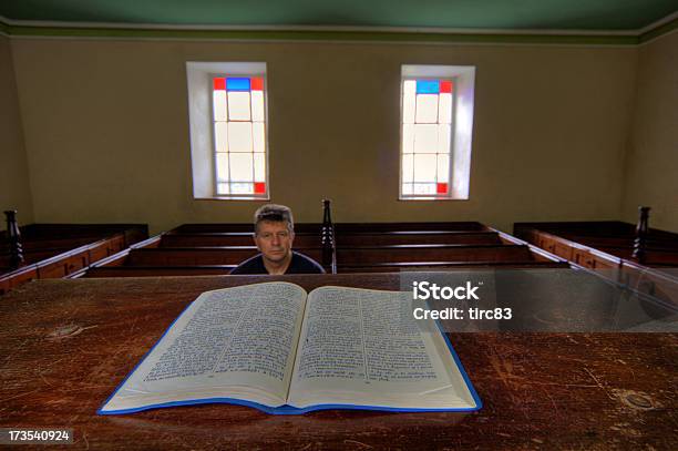 Iglesia Interior Sí Unas Congregación Foto de stock y más banco de imágenes de Adulto - Adulto, Banco de iglesia, Biblia
