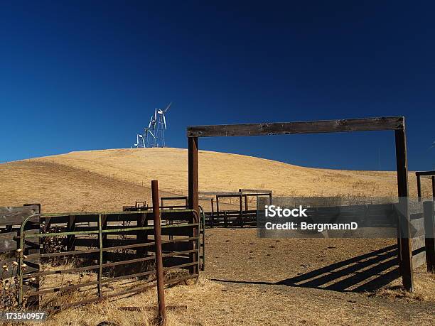 Farm Wiatrowych I Zagroda Dla Bydła2 - zdjęcia stockowe i więcej obrazów Kontrast - Kontrast, Nowy, Produkcja paliw i energii