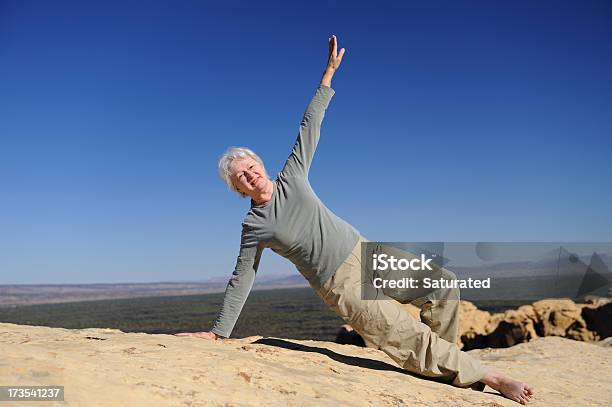 Senior Practicar Pilates Sextiende En El Desierto Silvestre Foto de stock y más banco de imágenes de 60-64 años