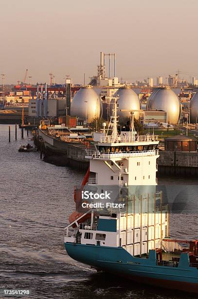 Puente Y Tanques Foto de stock y más banco de imágenes de Alemania - Alemania, Arriba de, Buque