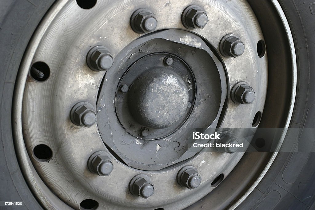 Заржавленный колесо - Стоковые фото Грузовик роялти-фри