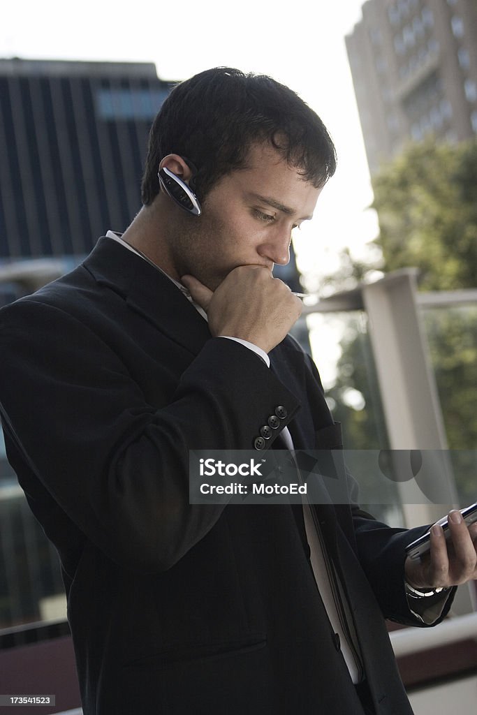 Empresário em um telefone celular ligue - Foto de stock de 20-24 Anos royalty-free