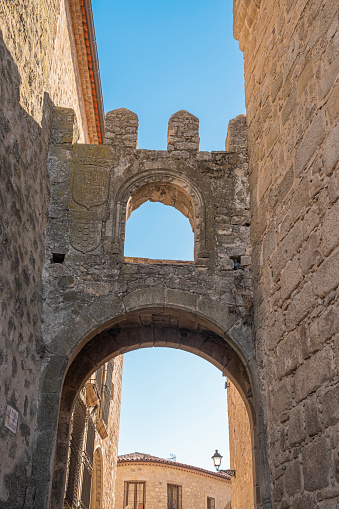 Detalle de arco y almena de la puerta de Santiago en las murallas de la villa de Trujillo, España