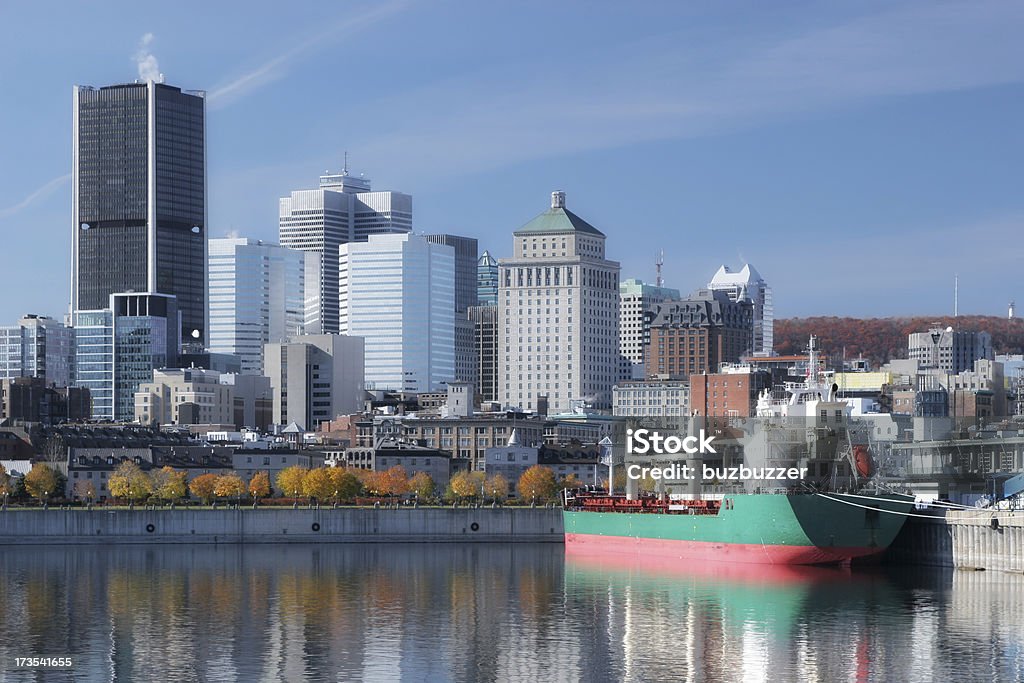Buque de carga en el puerto de Montreal a la ciudad - Foto de stock de Montreal libre de derechos