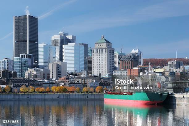 Buque De Carga En El Puerto De Montreal A La Ciudad Foto de stock y más banco de imágenes de Montreal