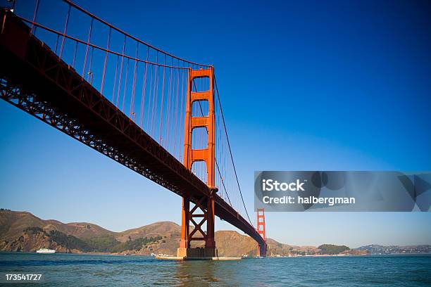 Golden Gate Bridge Z Poniżej - zdjęcia stockowe i więcej obrazów Autostrada nr 1 - Autostrada nr 1, Bez ludzi, Bezpośrednio poniżej