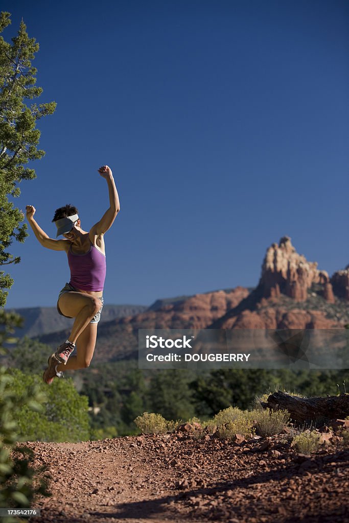 ジャンプ砂漠の女性 - アリゾナ州のロイヤリティフリーストックフォト