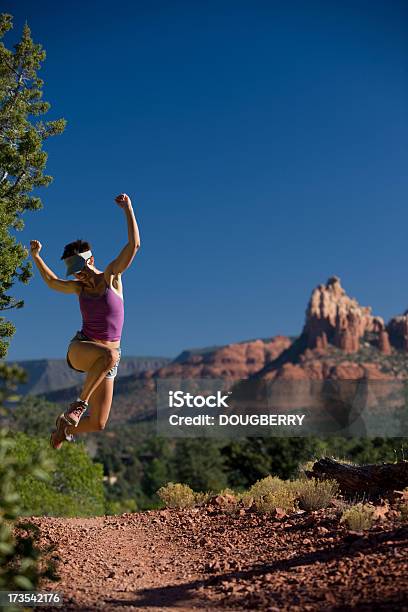 Mulher Saltar No Deserto - Fotografias de stock e mais imagens de Adulto - Adulto, Alegria, Arizona