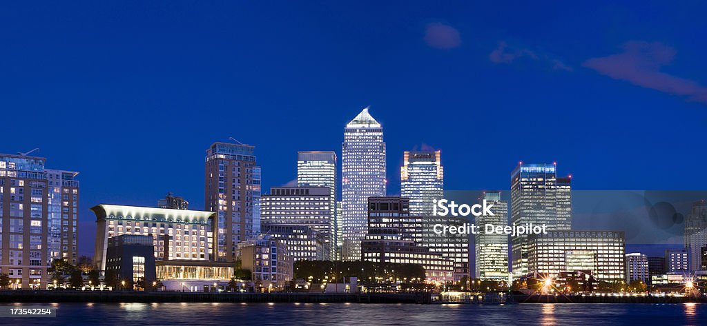 Canary Wharf londres edificios de la ciudad por la noche en la ciudad de Londres, Reino Unido - Foto de stock de Finanzas libre de derechos