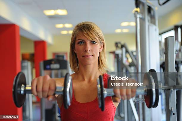 Entrenamiento Con Pesas Foto de stock y más banco de imágenes de 25-29 años - 25-29 años, Actividades y técnicas de relajación, Adulto