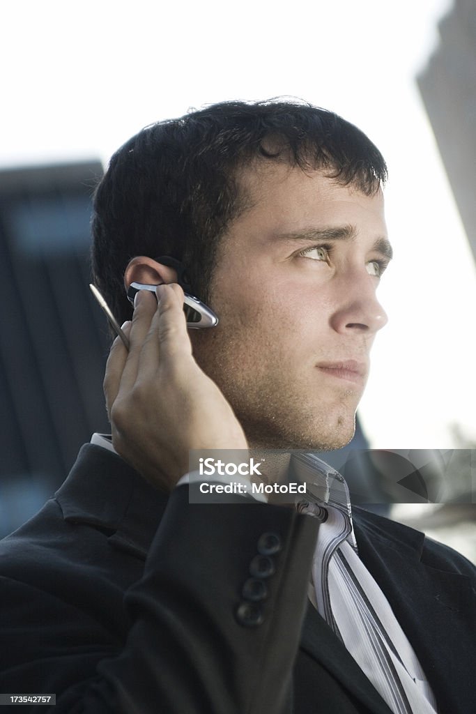 Empresário sobre uma célula chamada telefónica - Royalty-free 20-24 Anos Foto de stock