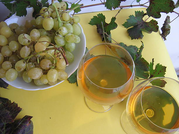 du vin est servi - sultana california photos et images de collection