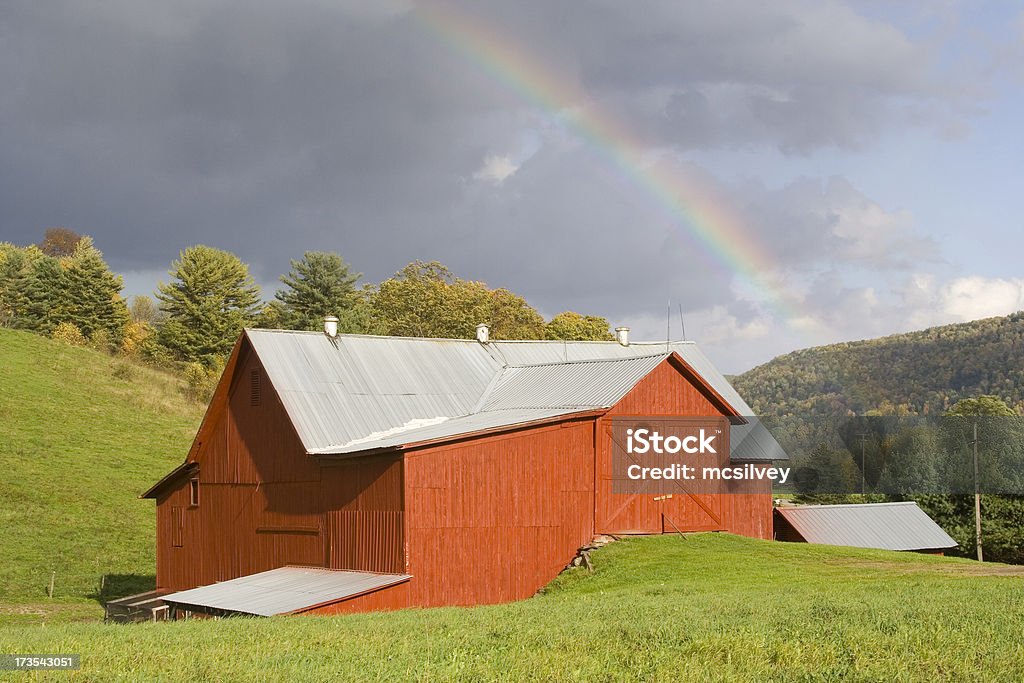 Rosso di un fienile con arcobaleno - Foto stock royalty-free di Arcobaleno