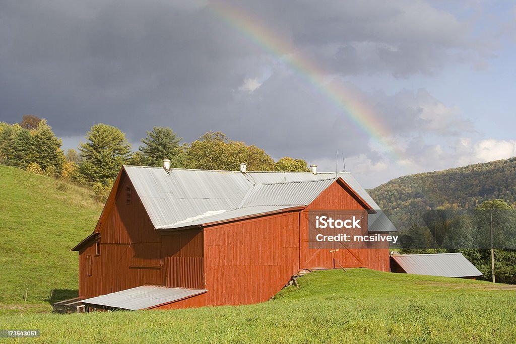 Красный Амбар с Rainbow - Стоковые фото Амбар роялти-фри