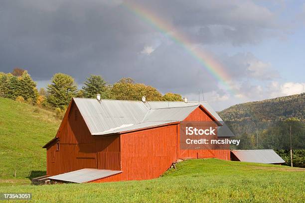 Красный Амбар С Rainbow — стоковые фотографии и другие картинки Амбар - Амбар, Радуга, Внешний вид здания