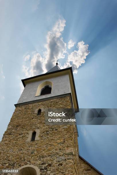 Церковь Под Выразительное Небо — стоковые фотографии и другие картинки Башня - Башня, Без людей, Блестящий