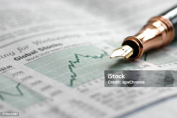 Gráfico De Stock - Fotografias de stock e mais imagens de Jornal - Jornal, Valores e Ações, Wall Street