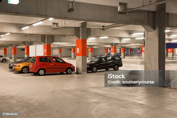 Parque De Estacionamento - Fotografias de stock e mais imagens de Estacionamento de Carros - Estacionamento de Carros, Subterrâneo, Interior