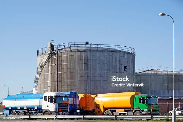 Przemysł Naftowy - zdjęcia stockowe i więcej obrazów Bez ludzi - Bez ludzi, Bezchmurne niebo, Ciężarówka