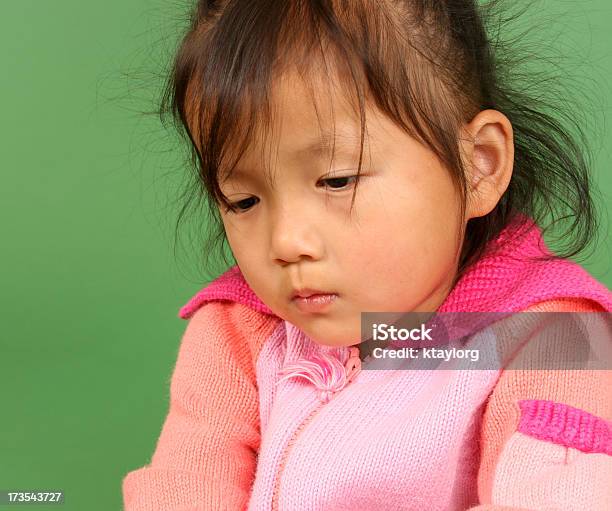 Triste Bambina Guardando Cinese - Fotografie stock e altre immagini di 2-3 anni - 2-3 anni, Affranto, Ansia