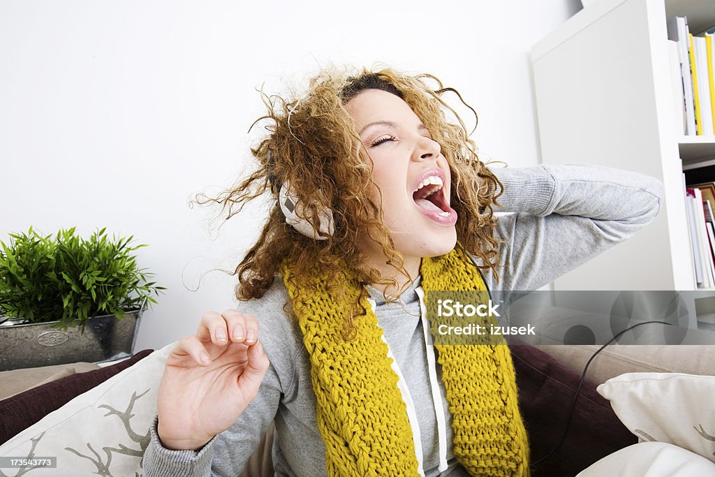 Adolescente Chica con auriculares - Foto de stock de Adolescente libre de derechos