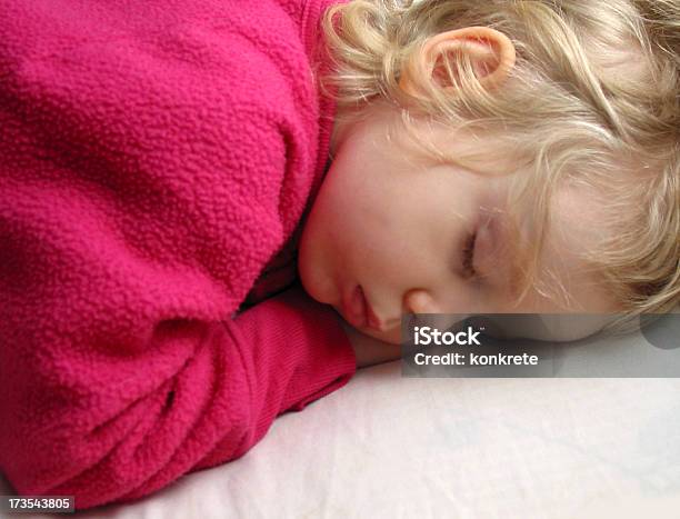 Photo libre de droit de Jeune Fille Dormir banque d'images et plus d'images libres de droit de Cheveux blonds - Cheveux blonds, Dormir, Enfant