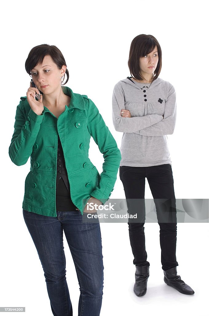 Dos mujeres jóvenes con teléfono - Foto de stock de 18-19 años libre de derechos
