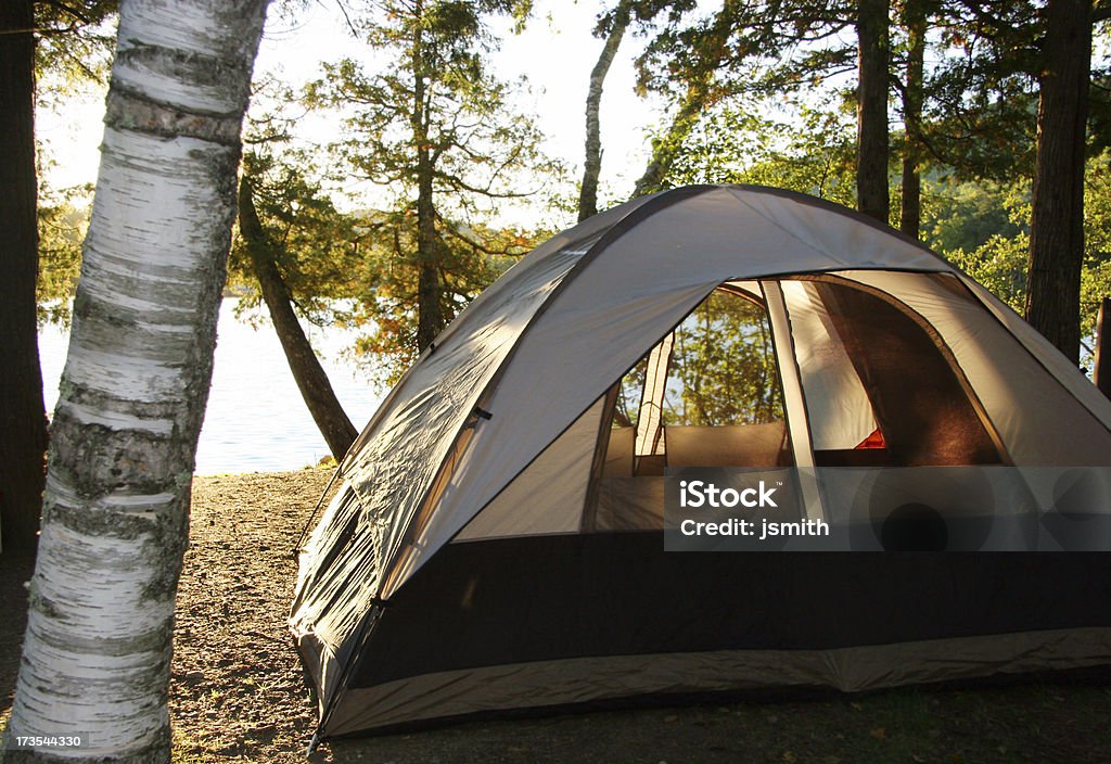 Campeggio Tenda - Foto stock royalty-free di Campeggiare