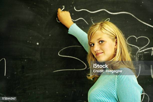 Dibujo Y Escritura En La Placa Foto de stock y más banco de imágenes de 16-17 años - 16-17 años, Adolescente, Agarrar