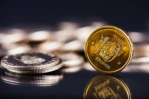 денежная единица швеции - swedish coin стоковые фото и изображения