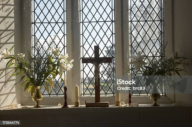 Iglesia Altar De La Ventana Foto de stock y más banco de imágenes de Altar - Altar, Conceptos, Cruz - Objeto religioso