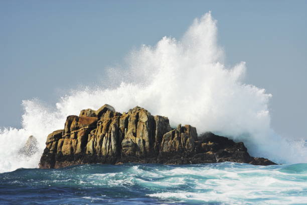 crash rock surf oceano onda spray - flowing nature spray rock foto e immagini stock