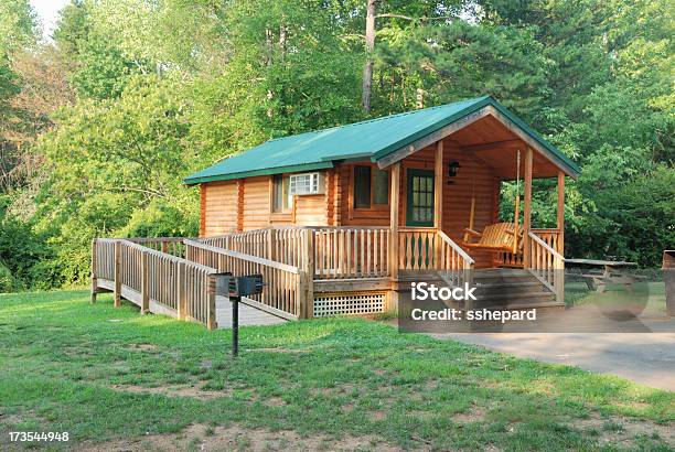 Foto de Cabine e mais fotos de stock de Rampa de Cadeira de Rodas - Rampa de Cadeira de Rodas, Bosque - Floresta, Acampar