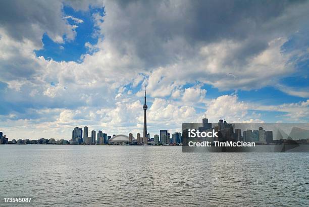 Skyline Di Toronto - Fotografie stock e altre immagini di Acqua - Acqua, Ambientazione esterna, Ampio