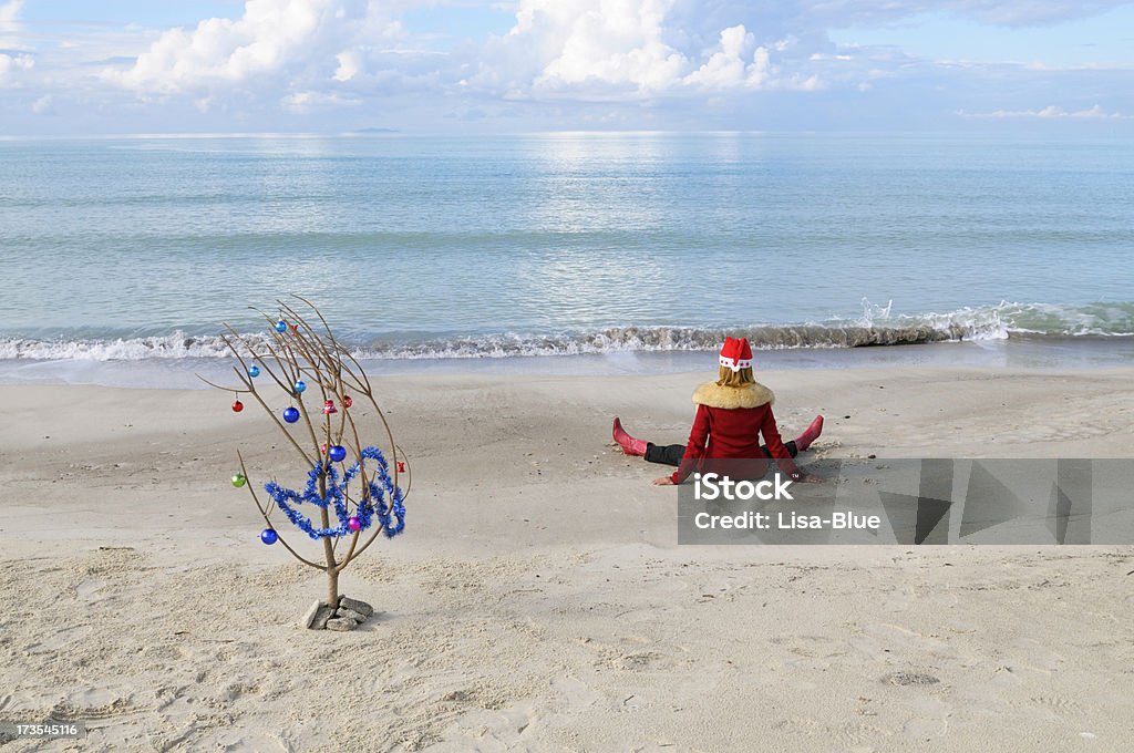 Albero di Natale e Babbo Natale sulla spiaggia - Foto stock royalty-free di Acqua