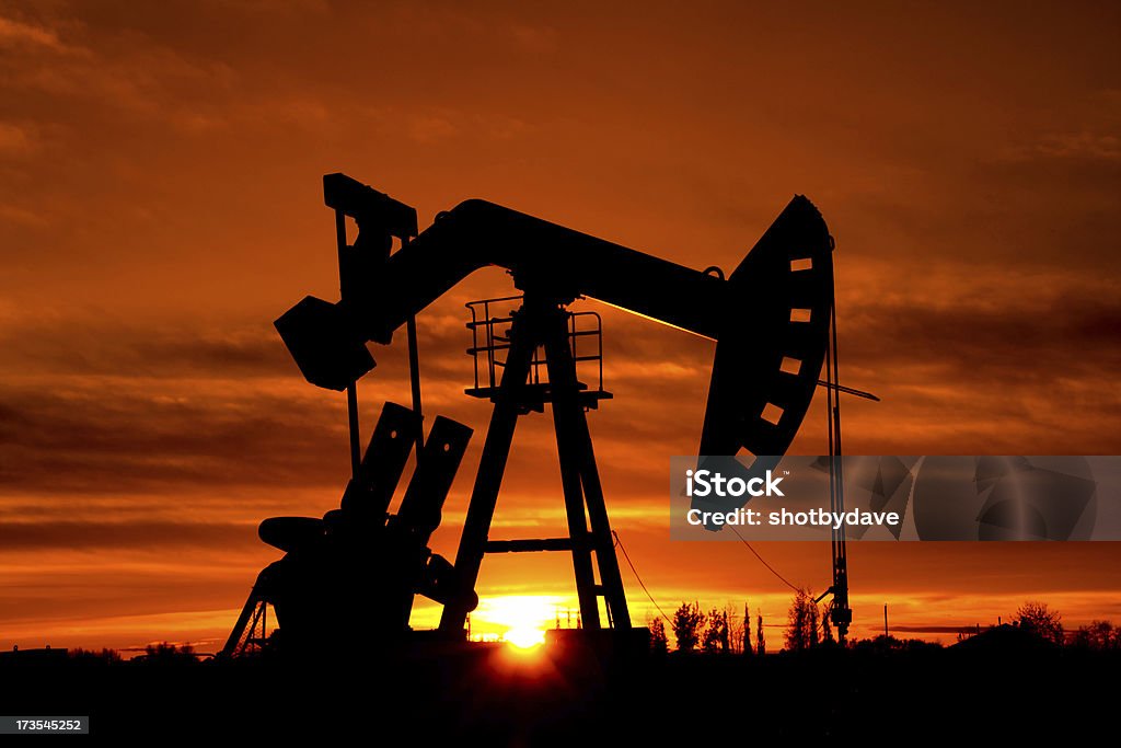 Ölquelle mit red sky - Lizenzfrei Ausrüstung und Geräte Stock-Foto