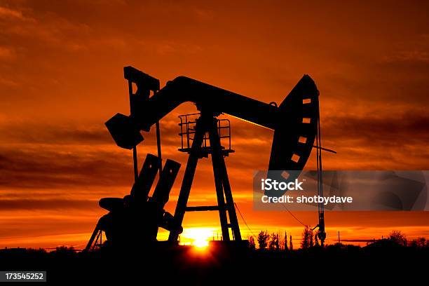 Ölquelle Mit Red Sky Stockfoto und mehr Bilder von Ausrüstung und Geräte - Ausrüstung und Geräte, Benzin, Bergbau