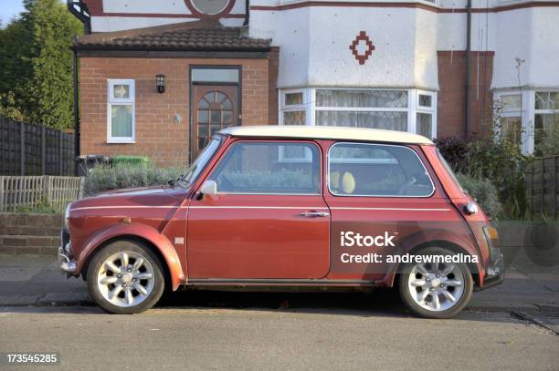 Escena Típico Inglés Británicosuburbio Con Mini Cooper Foto de stock y más banco de imágenes de Coche