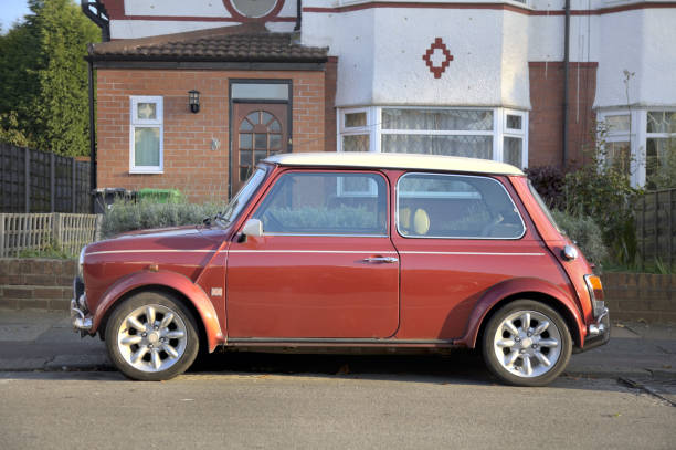 vue typique de la colombie-britannique en périphérie de la ville avec mini cooper - runabout photos et images de collection