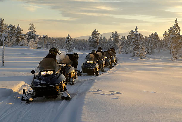 schneemobil-expedition winter landschaft - schneemobilfahren stock-fotos und bilder