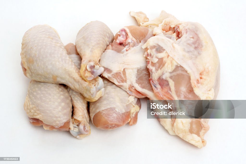 Mano humana las piernas y las pechugas de pollo - Foto de stock de Muslo de pollo - Carne libre de derechos